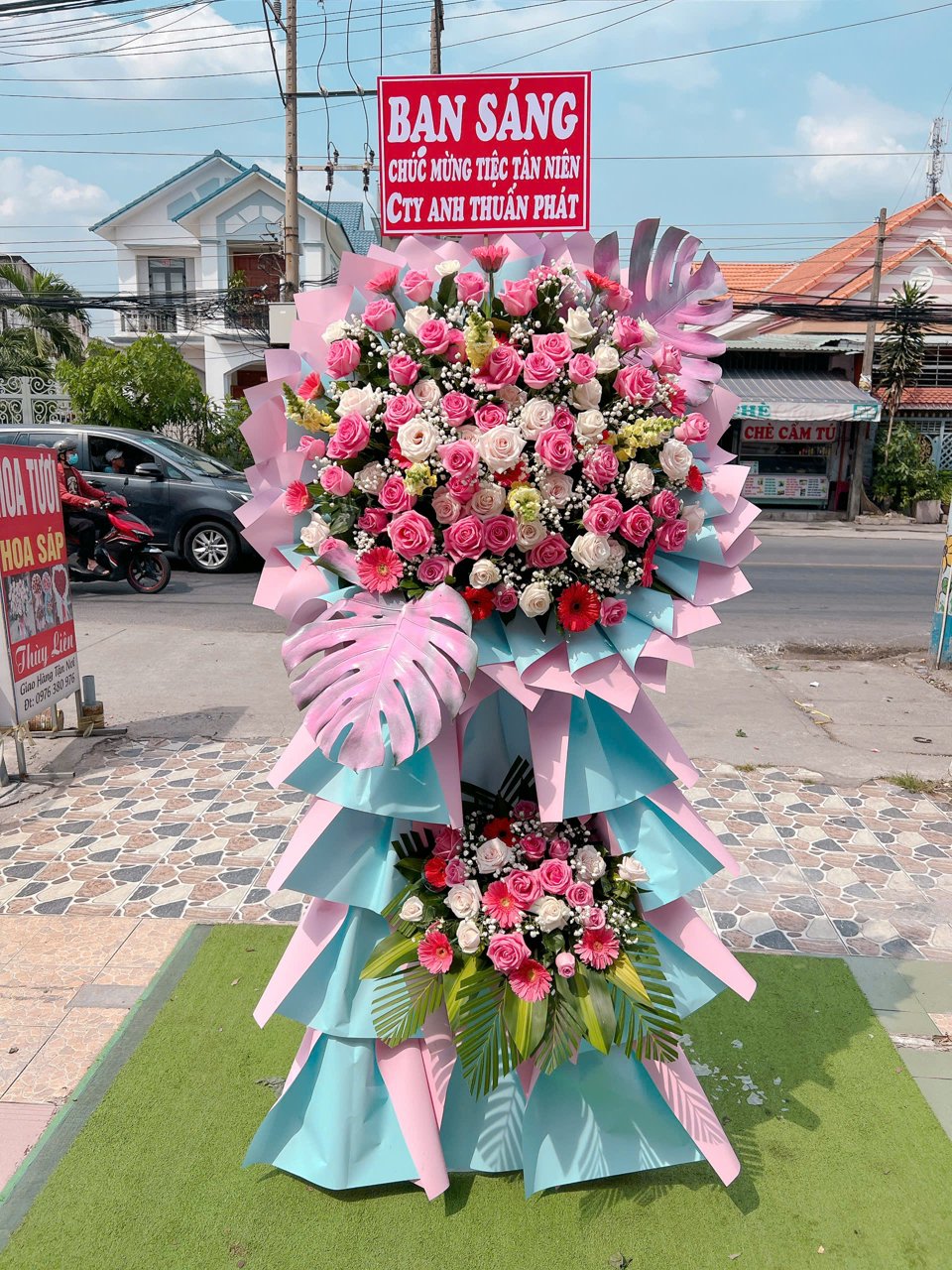Kệ hoa khai trương Lộc Vượng 107